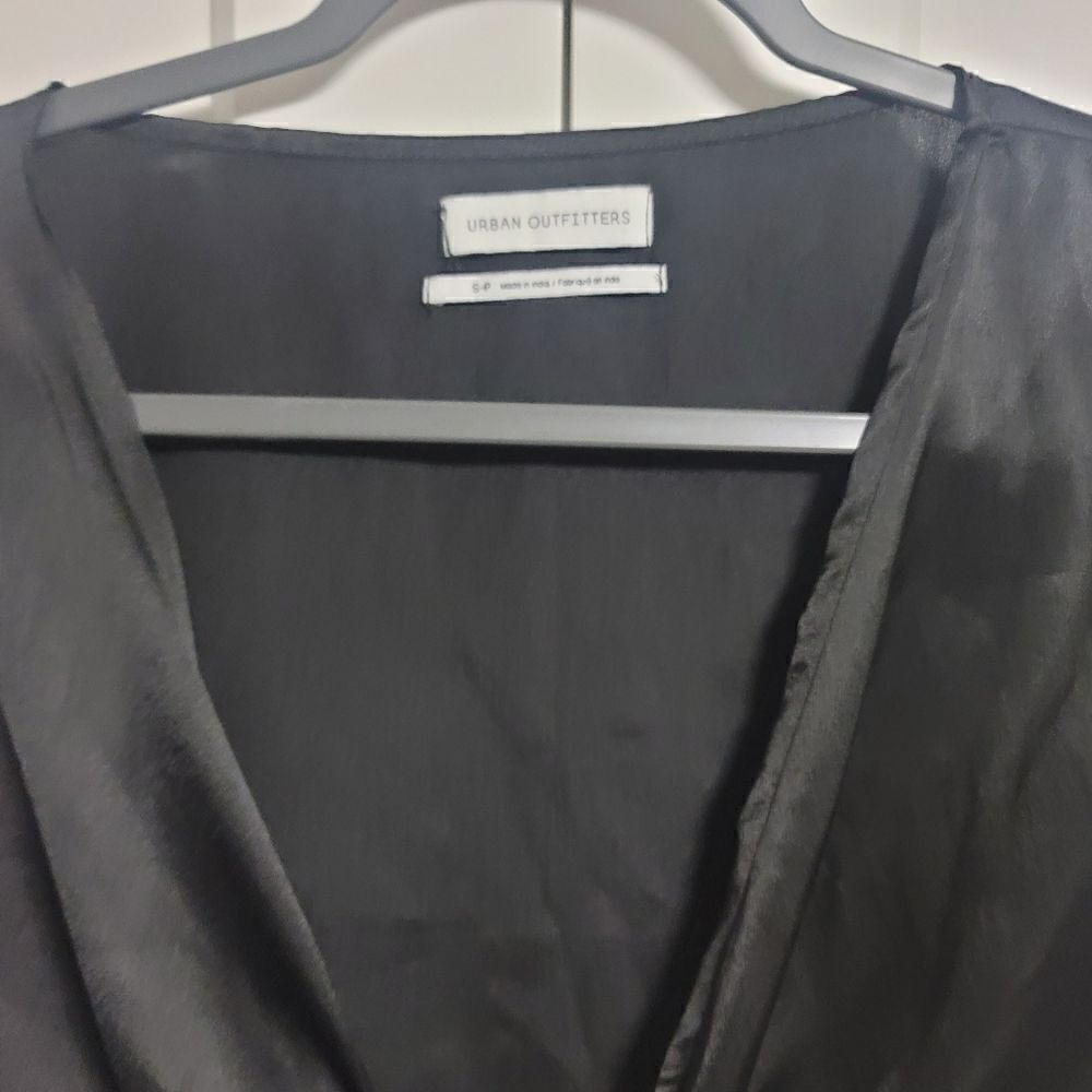 Urban outfitters nicole satin tie-front cropped top, small - Picture 5 of 8